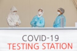 Коронаваирустың бар-жоғын тексеретін тест орталығындағы медицина қызметкерлері. Көрнекі сурет.