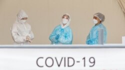 Медицинские сотрудники в пункте для сдачи анализов на коронавирусную инфекцию.