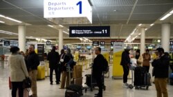 Putnici na Orly aerodromu čekaju vijesti o letu koji bi mogao biti otkazan zbog generalnog štrajka