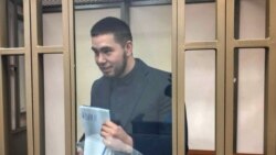 Эскендер в зале суда просит передать ему Коран (Фото: Крымская солидарность)