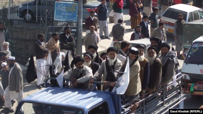 Supporters of the TNSM at a rally in Swat in February 2008. (file photo)