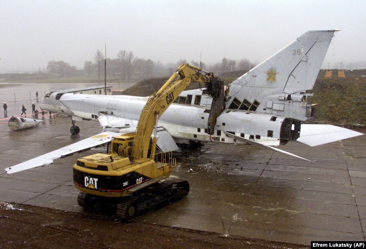 Розрізання стратегічного бомбардувальника Ту-22 на військовому аеродромі біля Полтави, 12 листопада 2002 року. Літак знищено в рамках відмови України від ядерної зброї, що було обумовлено Будапештським меморандумом, підписаним у 1994 році