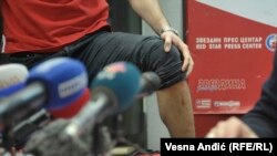 Vaterpolist "Crvene zvezde" pokazuje ozljedu na tiskovnoj konferenciji u Beogradu