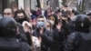 Задержанных участников протеста ведут под полицейским конвоем в российском Санкт-Петербурге, 31 января 2021 года