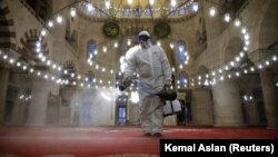 Дезинфекција во џамија во Истанбул