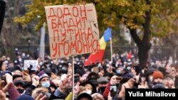 Молдова парламентинин алдындагы акциядан бир көрүнүш.