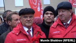 Лидер КПРФ Геннадий Зюганов (слева) на шествии 07 ноября 2019 года в Москве