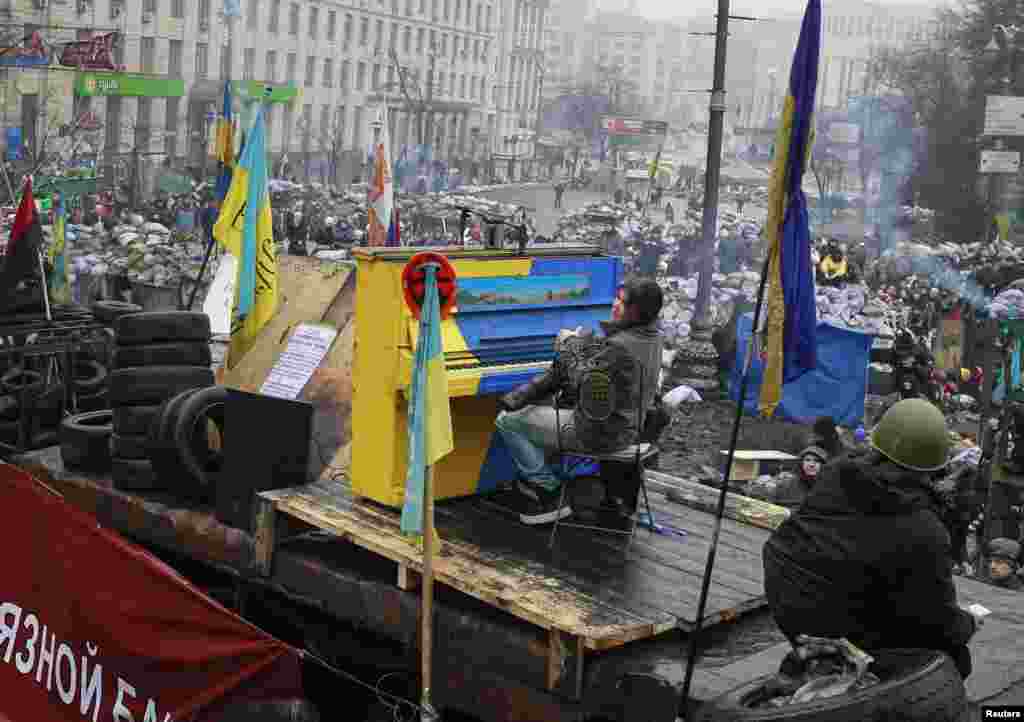 Ukrainian singer and winner of the 2004 Eurovision Song Contest Ruslana Lyzhychko performs at the antigovernment protest barricades in Kyiv. (Reuters/Gleb Garanich)