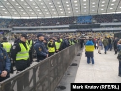 Разделительный забор между "лагерями" Порошенко и Зеленского на поле "Олимпийского"