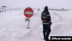Drum înzăpezit în nordul Moldovei, decembrie 2012