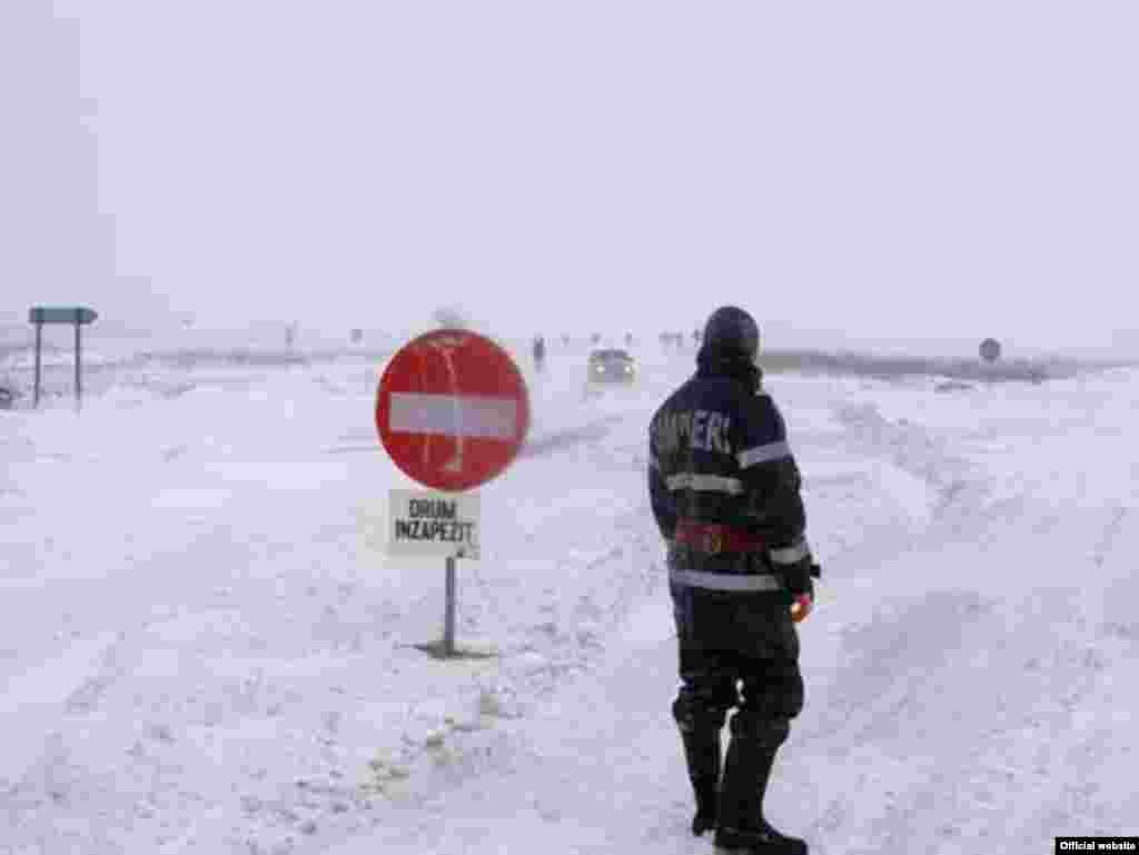 Moldovada qışda yollar qardan bu vəziyyətə gəlib.