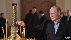 Путин 7 январга ўтар кечаси Санкт-Петербург шаҳридаги черковда Рождество байрамига бағишланган ибодат маросимида иштирок этмоқда