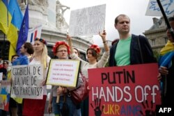 Демонстрация с требованием отказа от поставки России вертолетоносцев "Мистраль". Париж, июль 2014 года