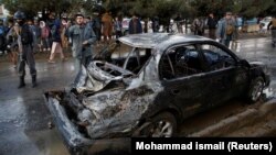 Разнесено возило по бомбашкиот напад во Кабул