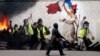 Париж, январь 2019. Граффити воспроизводит известную картину Эжена Делакруа "Свобода, ведущая народ"