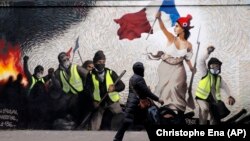 Mural sa prizorima demonstracija Žutih prsluka, Pariz