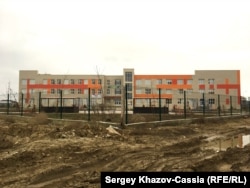 "Школа на миллиард" в Каспийске, из-за махинаций при строительстве которой арестован бывший министр образования Шахабас Шахов. Пространство вокруг новой школы оставляет желать лучшего