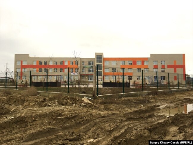 "Школа на миллиард" в Каспийске, из-за махинаций при строительстве которой арестован бывший министр образования Шахабас Шахов. Пространство вокруг новой школы оставляет желать лучшего
