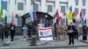 «Крым – это Украина!»: активисты под посольством России в Киеве (видео)