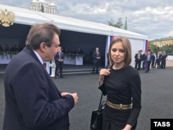 Aleksei Uchitel (left) speaks to State Duma Deputy Natalya Poklonskaya in Moscow on September 14.