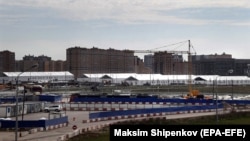 Ռուսաստան - Մոսկվայում հիվանդանոցային համալիրին կից ժամանակավոր մասնաշենքեր են կառուցում, 5-ը մայիսի, 2020թ.