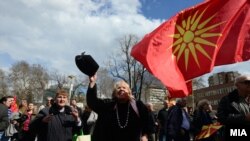 Protest ispred Sobranja zbog Zakona o upotrebi jezika kojim albanski postaje drugi službeni jezik,