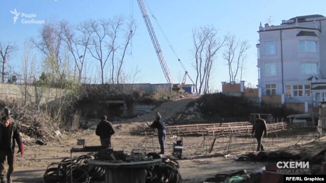 Будівельна техніка на Олексіївському люнеті у 2012 році Будівельна техніка на Олексіївському люнеті у 2012 році