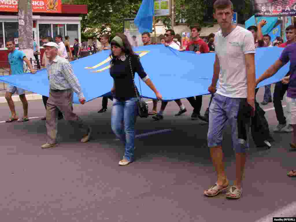 Митинг в День памяти жертв депортации крымскотатарского народа из Крыма на центральной площади Симферополя, 2013 год