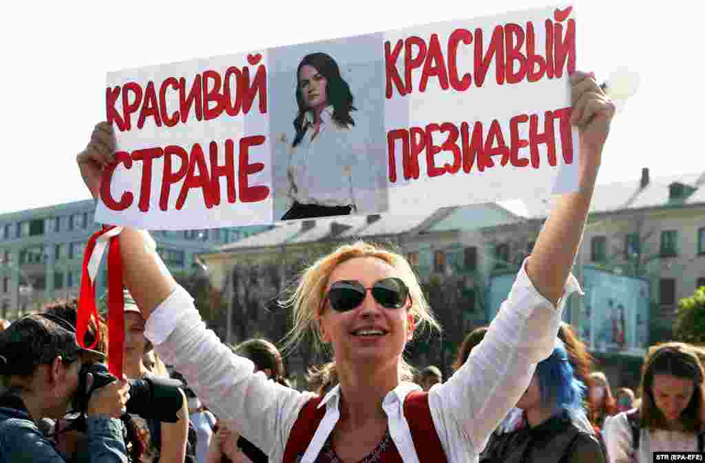 ЛИТВАНИЈА - Белорускиот опозициски лидер Свјатлана Циханускаја започна со создавање на кабинет во сенка. Нејзините приврзаници тврдат дека таа победи на претседателските избори во земјата, но дека Александар Лукашенко ги украл резултатите. По изборите Циханускаја се засолна во Литванија.