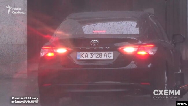 У той же час із закритої території Sanahunt виїхала Toyota Camry