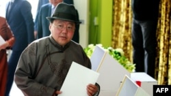Президент Монголии Цахиагийн Элбэгдорж на избирательном участке в Улан-Баторе. 