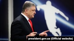 Кандидат у президенти України і чинний глава держави Петро Порошенко під час спілкування з представниками ЗМІ на стадіоні «Олімпійський». Київ, 10 квітня 2019 року