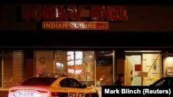 Un ofițer de poliție în fața restaurantului Bombay Bhel unde a avut loc explozia, la Mississauga, Ontario