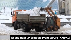 Комунальники прибирають сніг у Києві, архівне фото 