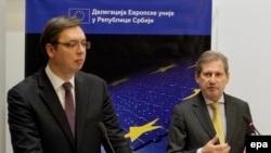 Aleksandar Vučić, premijer Srbije i evropski komesar za susedsku politiku Johanes Han na press konferenciji u Beogradu 5. decembra 2016.