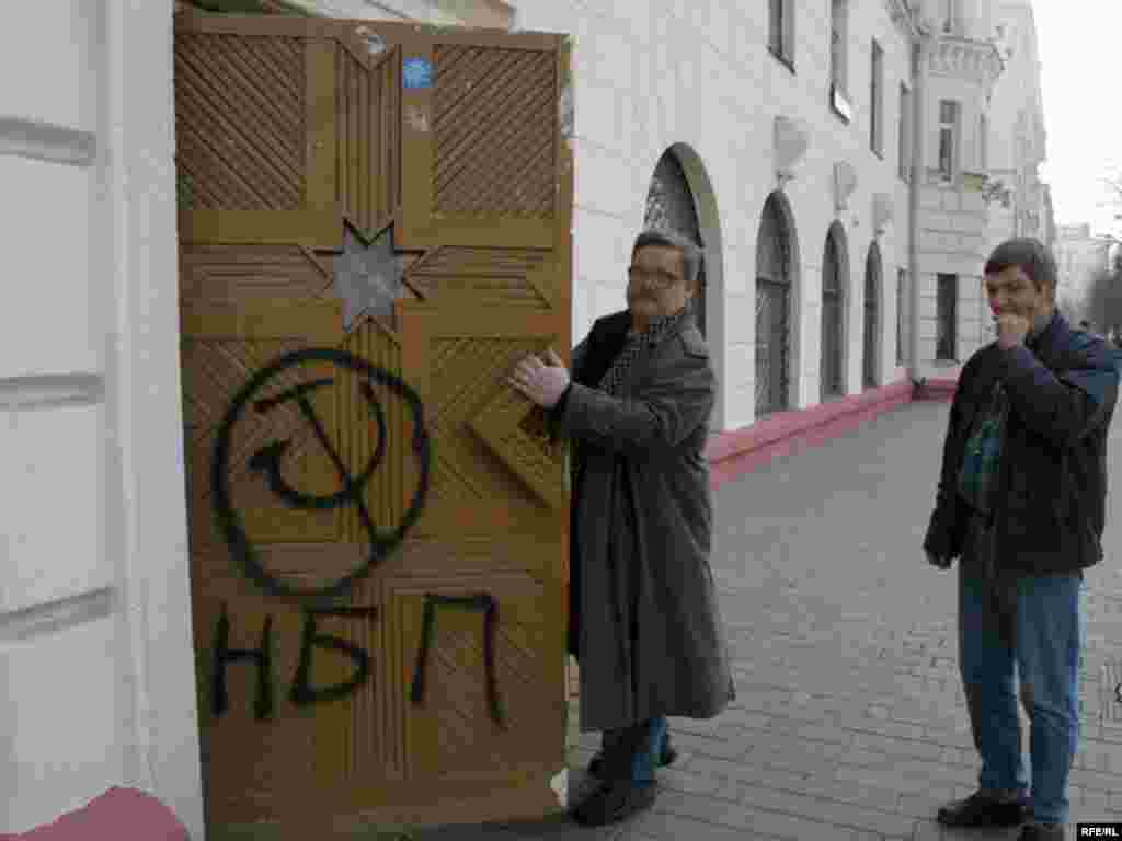 Віктар Івашкевіч каля сядзібы БНФ пасьля нападу вандалаў, 31 сакавіка