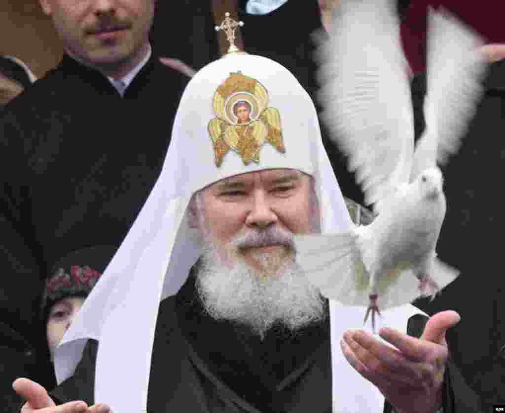 В пятницу утром 5 декабря 2008 года на 80-м году жизни скончался патриарх Московский и всея Руси Алексий II