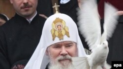 Aleksy II releases pigeons during Annunciation celebrations in the Kremlin in 2006.