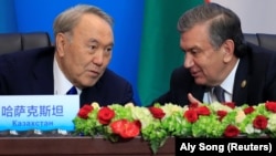 Президент Казахстана Нурсултан Назарбаев и президент Узбекистана Шавкат Мирзияев на саммите в Китае. 10 июня 2018 года.