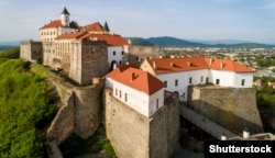 Замок Паланок (Мукачівський замок) у закарпатському місті Мукачеві. Унікальний зразок середньовічної фортифікаційної архітектури, з поєднанням різних стилів. Одна з найцінніших історичних і воєнно-архітектурних пам’яток Закарпаття XIV–XVII століть