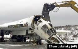 Розрізаний стратегічний бомбардувальник Ту-160 на військовому аеродромі біля міста Прилуки Чернігівської області, 2 лютого 2001 року. Літак знищено в рамках відмови України від ядерної зброї, що було обумовлено Будапештським меморандумом, підписаним у 1994 році
