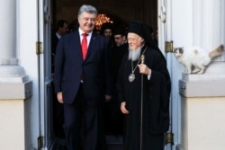 Президент України Петро Порошенко і Вселенський патріарх Варфоломій I під час відвідування собору Святого Георгія. Стамбул (Туреччина), 3 листопада 2018 року