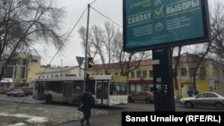 Предвыборный билборд на улице города. Уральск. Иллюстративное фото. 