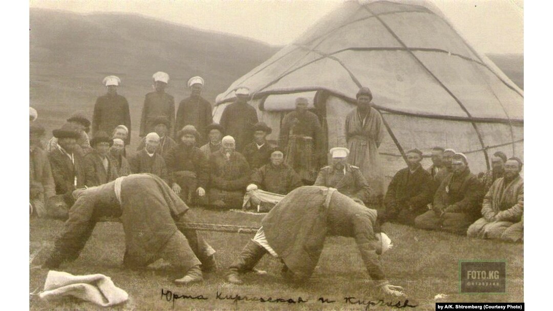 Трусики киген орыс қыздары аяғын оңаша таратты