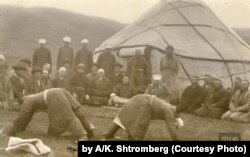 Бука тартыш. 1910-жыл. Ак-кара түстүү открытка. А.К.Штрембергдин фотосу