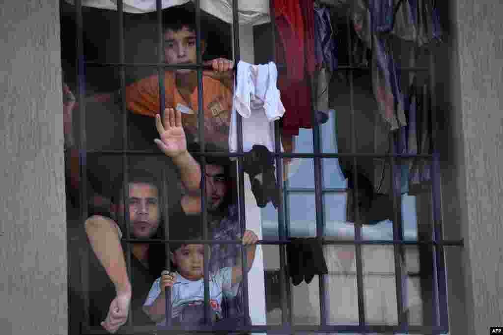 САД - Обединетите нации соопштија дека бројот на бегалци во светот достигнал рекордни 70 милиони луѓе и дека толкав број на бегалци не е забележан уште од Втората светска војна.