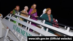 Туркменистанцы возвращаются из хаджа в Мекку, Ашхабад, 2018