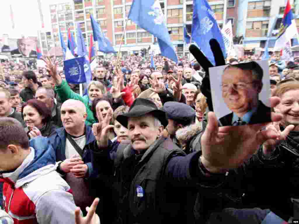 Сторонник радикалов с фотографией своего предводителя Воислава Шешеля на предвыборном митинге в Митовице 16 января 2008 года. Дело Шешеля сейчас рассматривает Гаагский трибунал.
