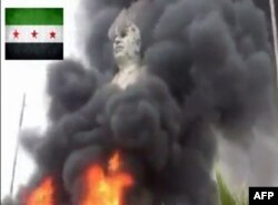 Горящая статуя Башара Асада в городе Ракка