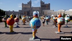 Фигуры, символизирующие страны-участницы «Астана Экспо 2017», в столице Карахстана